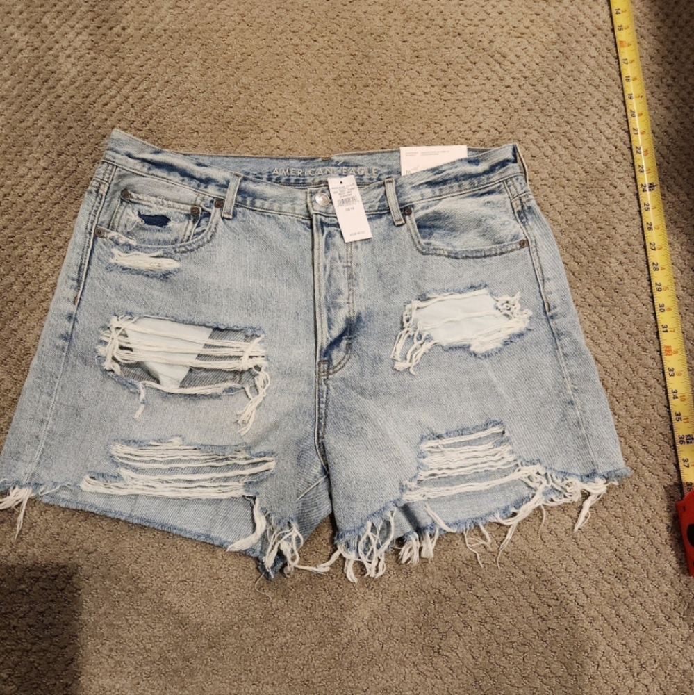 NEW $50 American Eagle shorts. 90s Boyfriend fit NEW WITH TAGS ATTACHED SZ 16